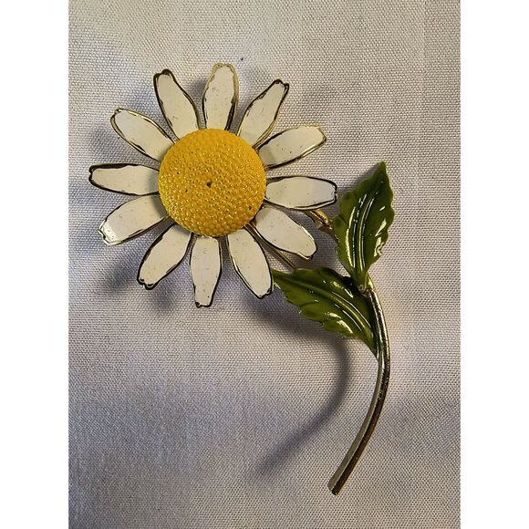 Vintage Enamel Daisy Flower Brooch Pin With Green Leaves & Gold-Tone Metal - Picture 2 of 4